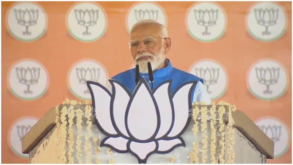 सभा को संबोधित करते पीएम मोदी।
