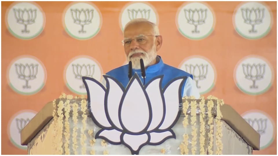 सभा को संबोधित करते पीएम मोदी।