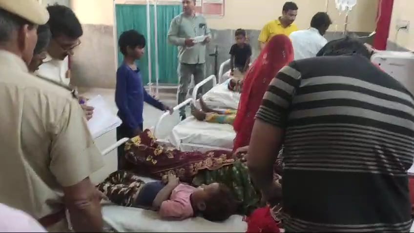 अस्पताल में भर्ती घायल महिलाएं और बच्चे