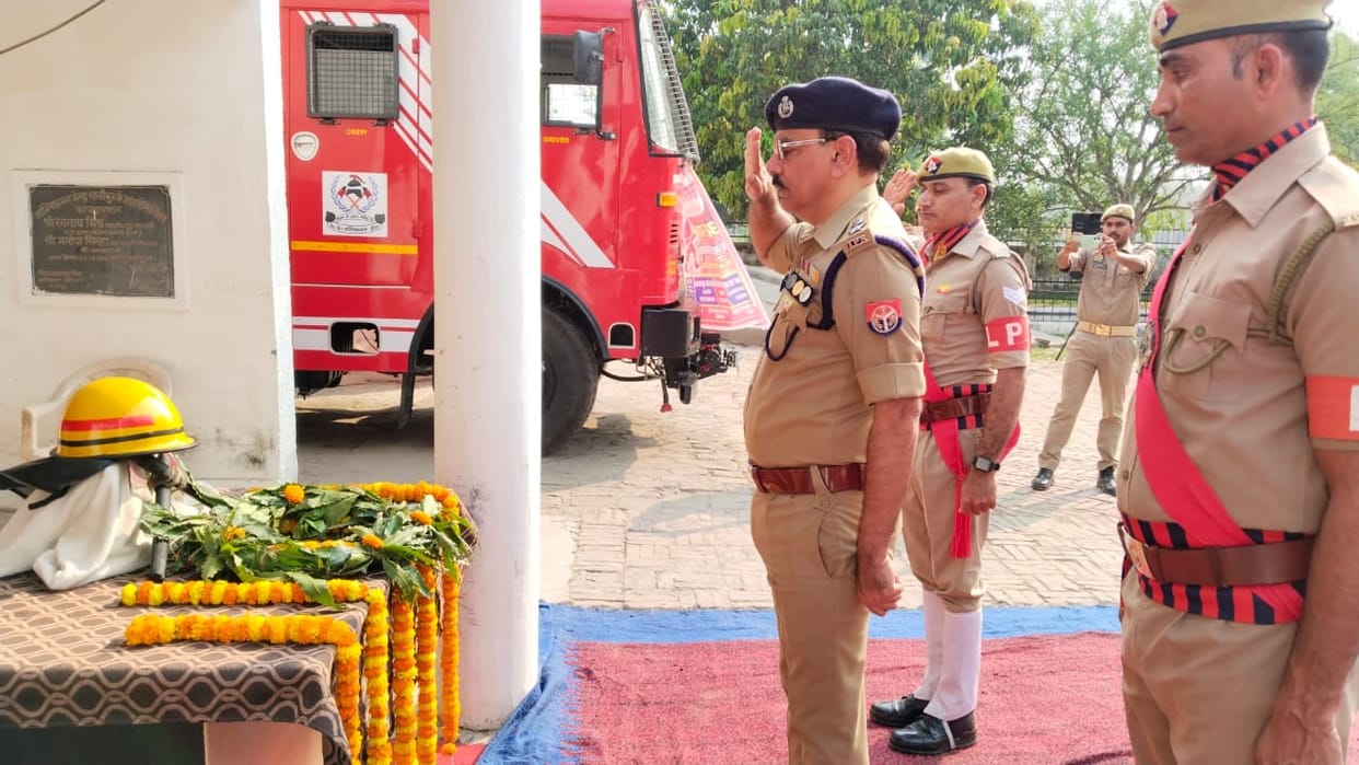 National Fire Service Day Police personnel paid tribute to the martyrs in ghazipur