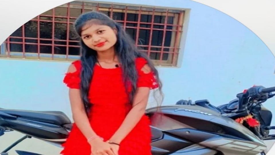 Auto hits a girl standing on the roadside Soumya dies on the spot in the incident in Bilaspur
