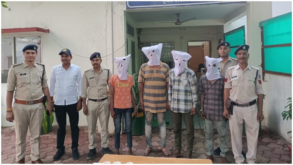 पुलिस गिरफ्त में आरोपी।