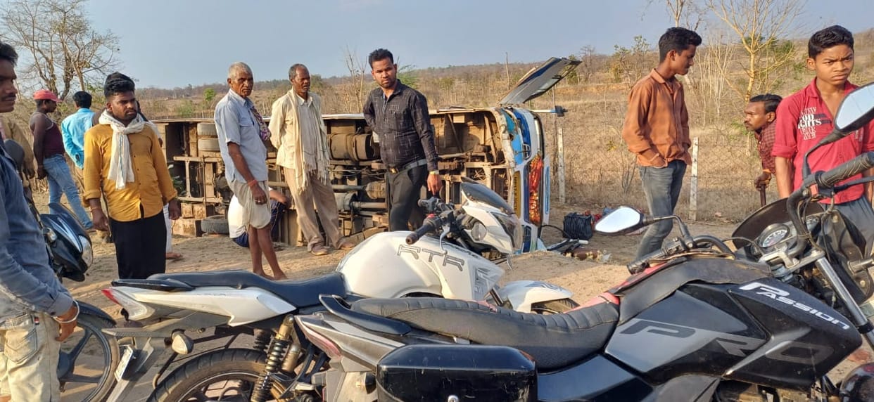 Uncontrolled bus overturned, two serious, accident occurred in village Basahi of Beohari police station area
