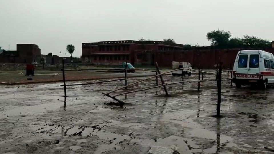 UP: Heavy rain in Moradabad, Akhilesh meeting venue filled with water, SP workers gathered spot