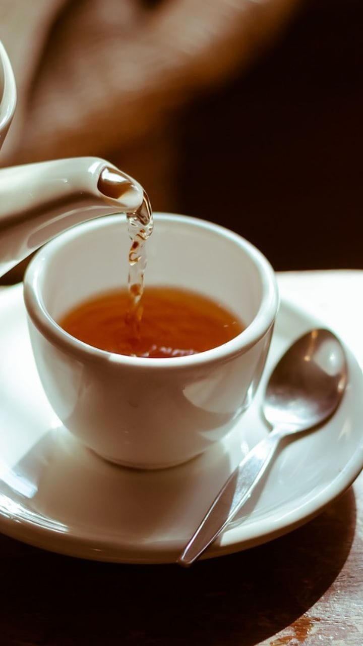 tea coffee in summer good or bad know garmi me chai peene chahie ya nahin