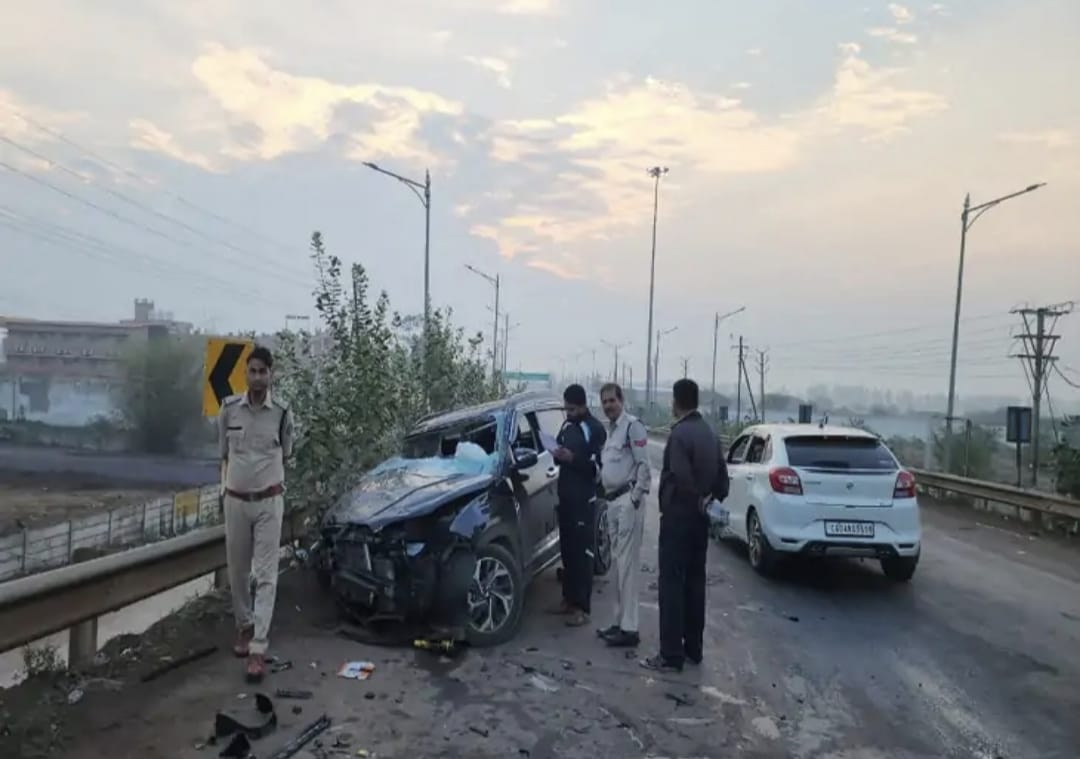 Durg Accident car collides with truck 28 year old girl died
