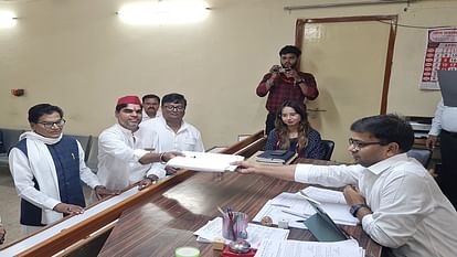 SP candidate Akshay Yadav filed nomination in Firozabad father Prof. Ram Gopal Yadav also present