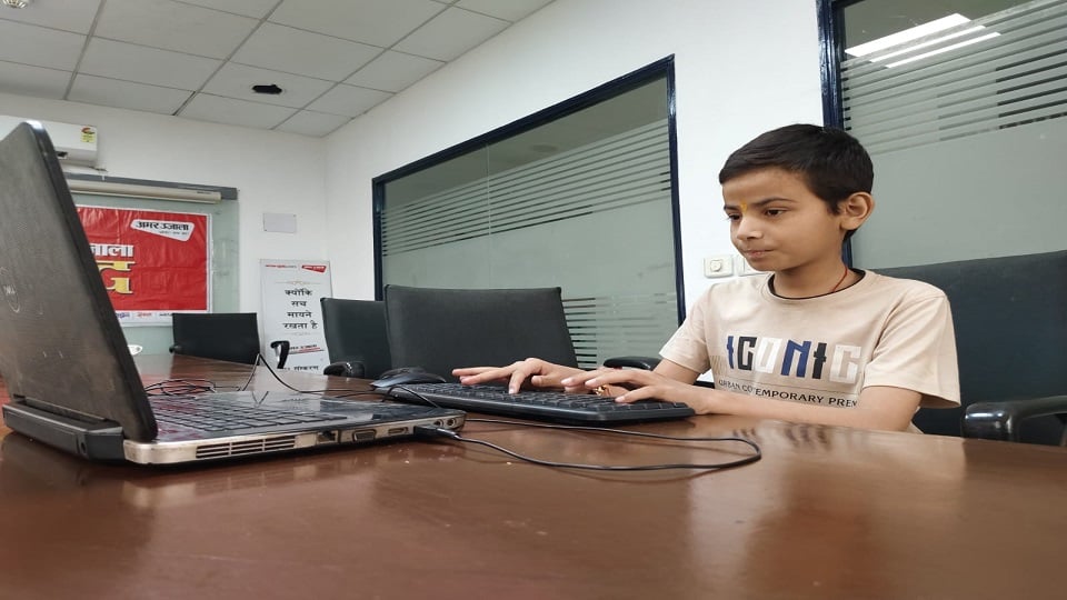 Ashish Computer दावा:11 साल के 'कंप्यूटर बॉय' ने बनाया ई वोटिंग सिस्टम, घर बैठे कर ...