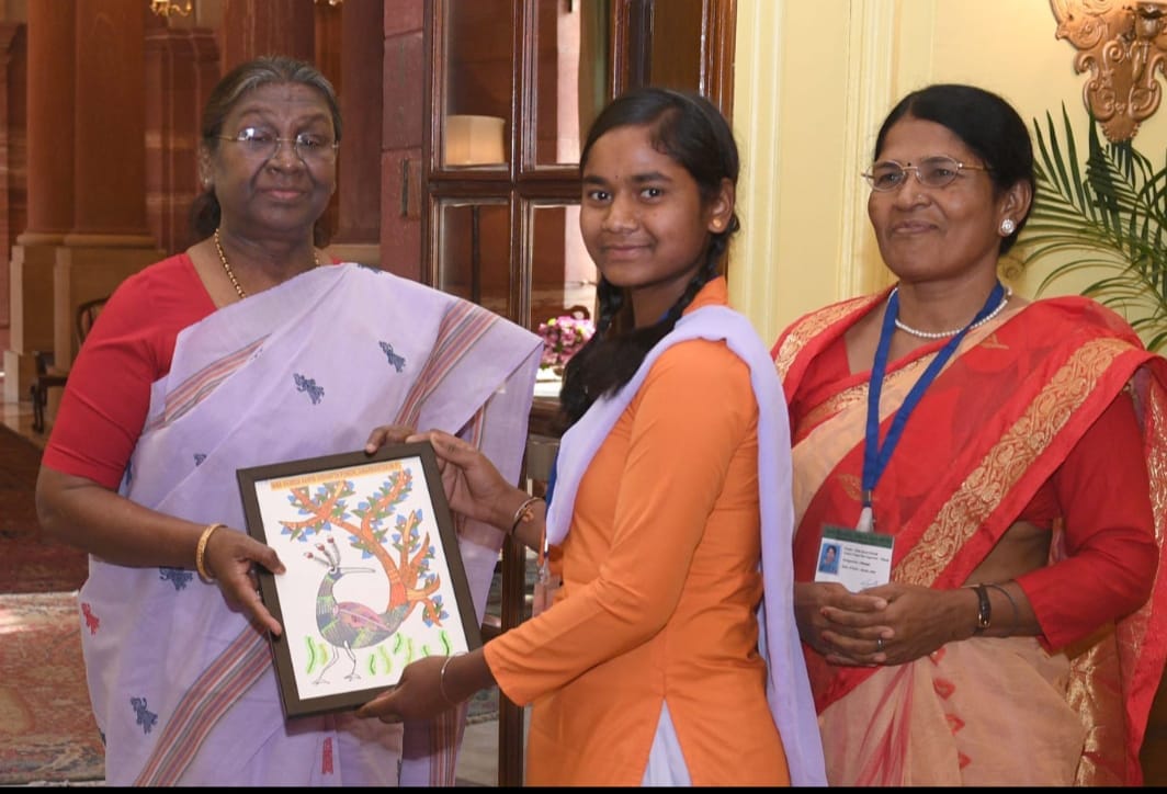 Baiga girls met the President, presented Gondi painting