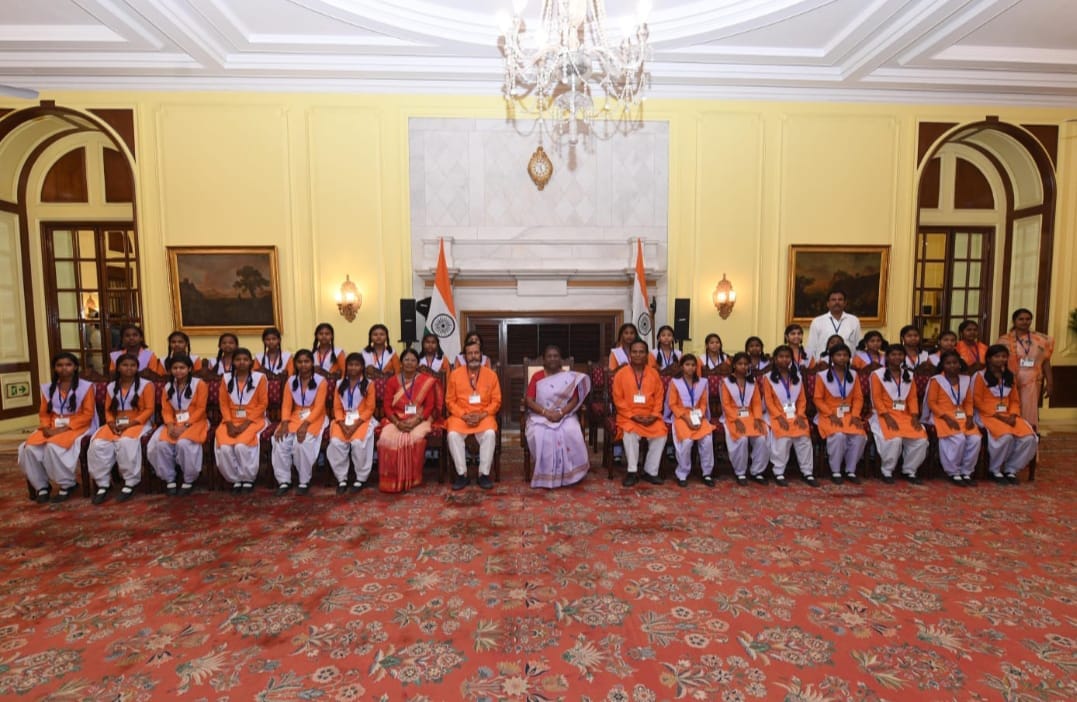 Baiga girls met the President, presented Gondi painting