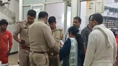 दुस्साहस: स्कूटी सवार महिला पर बदमाशों ने बोला हमला, पर्स छीनती ही फिसलकर गिरी; हो गई घायल Miscreants attacked a woman riding a scooter slipped and fell while snatching her purse got injured
