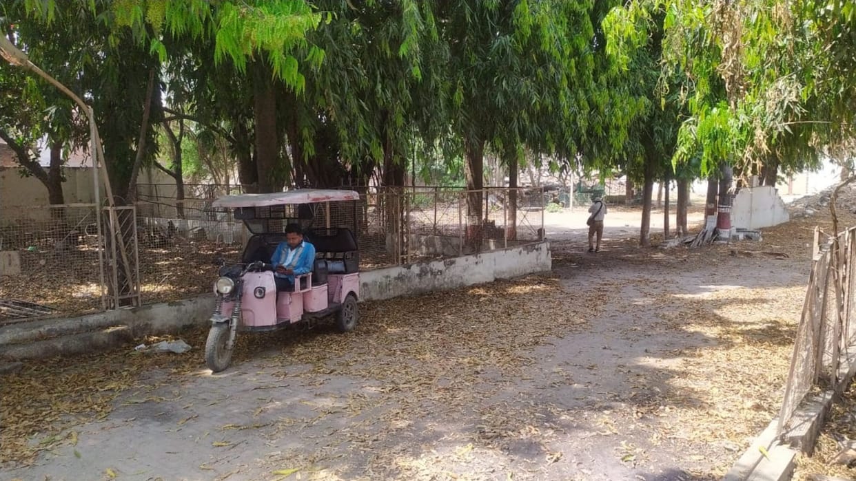 Silence spread over the grave of mafia Atiq-Ashraf, Siyapa remained as usual at the ruined house.