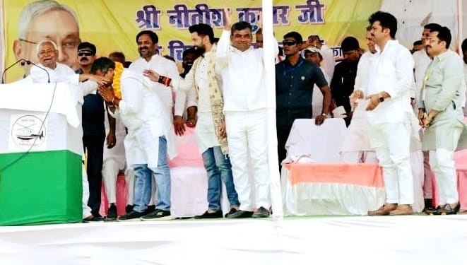 सीएम नीतीश कुमार के साथ मंच पर चिराग पासवान और अन्य नेता।