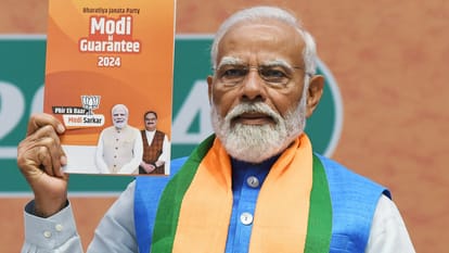 भाजपा का घोषणापत्र जारी करते प्रधानमंत्री नरेंद्र मोदी