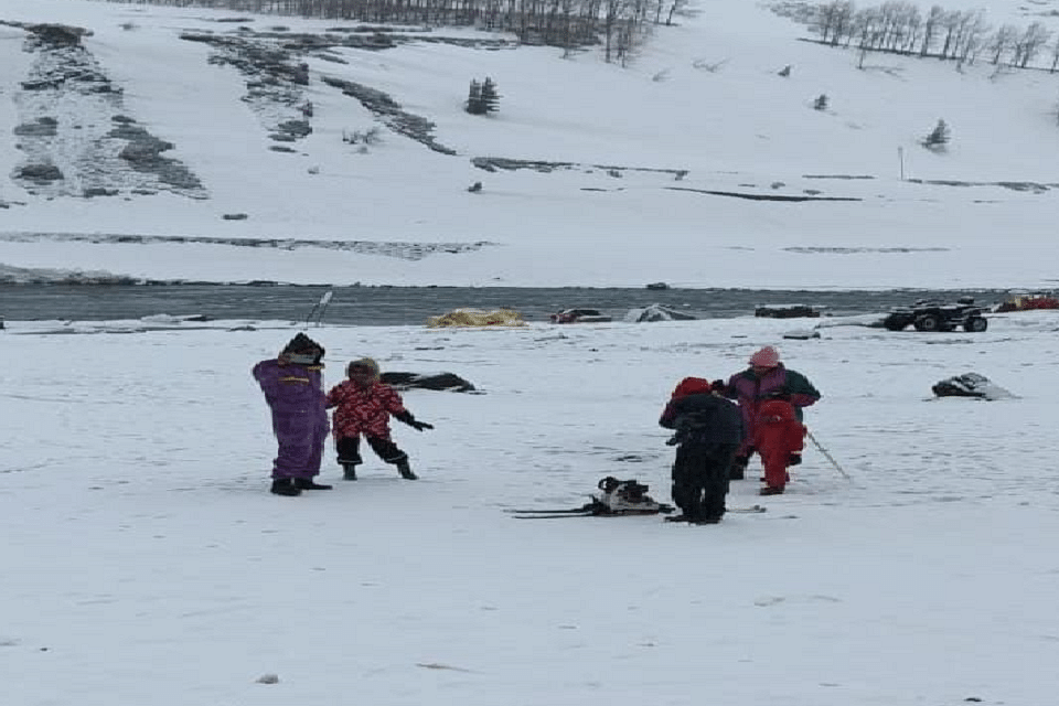 Fresh snowfall on high peaks including Rohtang Tourists reach Lahaul via Atal Tunnel to see snow