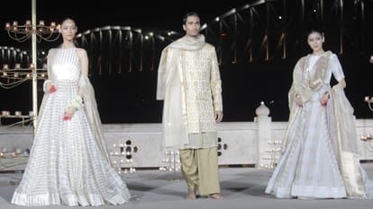 Ranveer and Kriti ramp walk in fashion show on the banks of Ganga