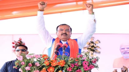 मंच से छलका डिप्टी सीएम का दर्द: बोले-अखिलेश ने मेरे स्व. पिता का किया अपमान, हमने उनके पिता को दी श्रद्धांजलि Deputy CM Keshav Prasad Maurya cornered SP in the nomination meeting of BJP candidate Jaiveer Singh
