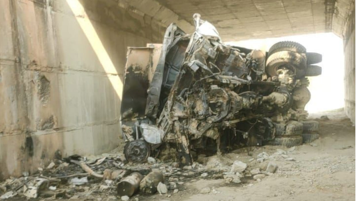 Dumper fell from bridge in Gorakhpur caught fire, driver died