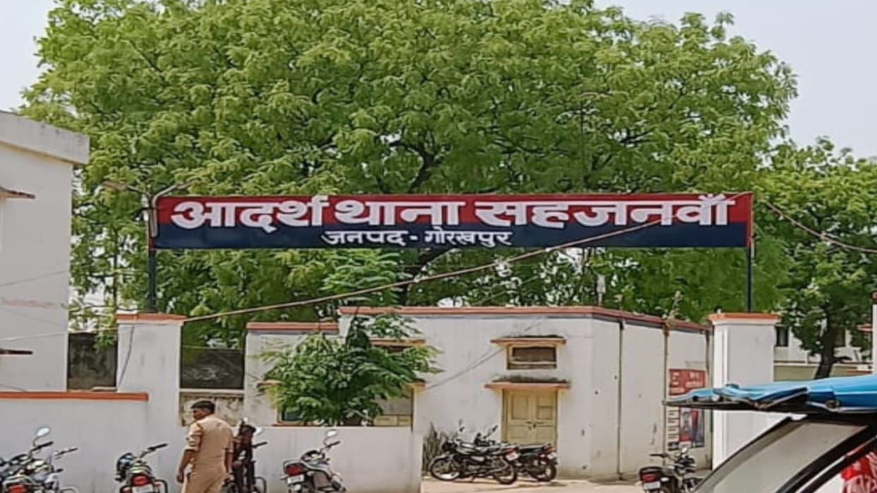 Police attacked over dispute over reduction in ration, car broken in gorakhpur