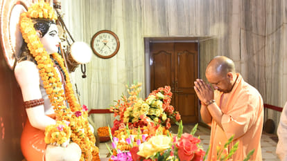CM Yogi Adityanath reached Gorakhnath temple on Monday