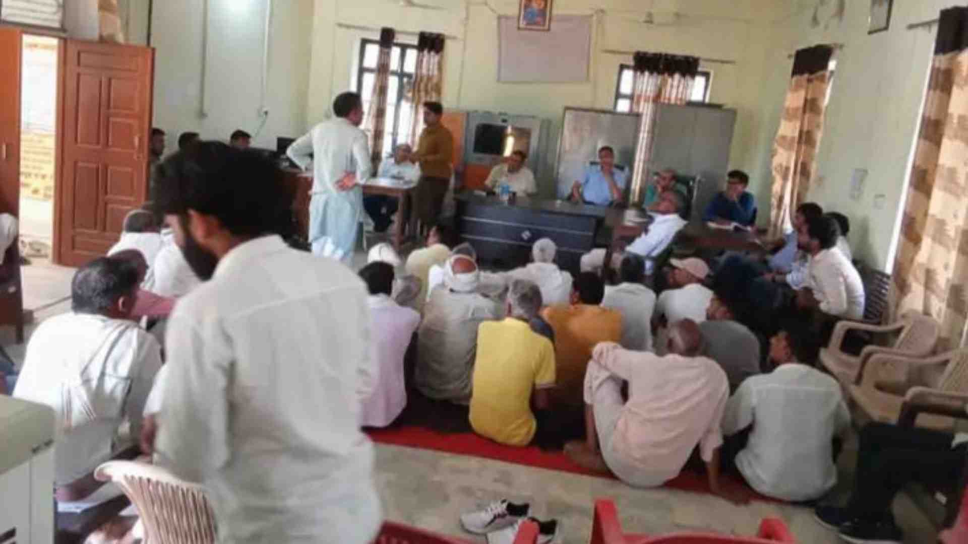 ग्रामीणों से वार्ता करते अधिकारी।