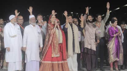 Ranveer and Kriti ramp walk in fashion show on the banks of Ganga