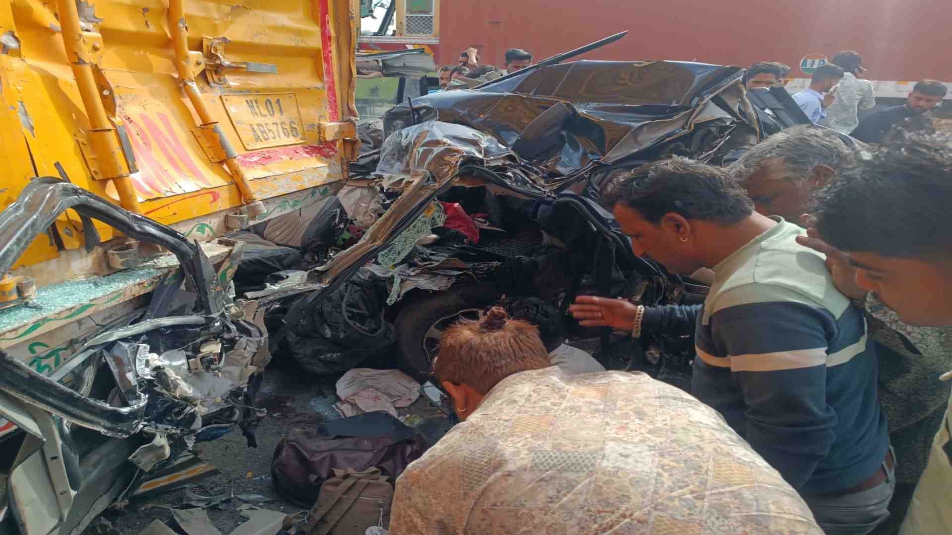 हादसे के बाद मदद को पहुंचे स्थानीय लोग।