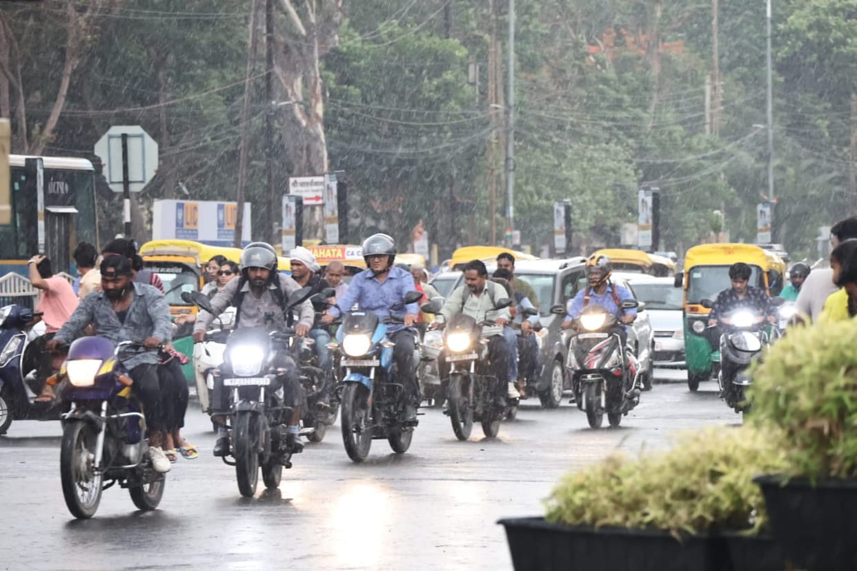 Indore Weather: It was humid throughout the day in Indore, the temperature also reached 39 degrees, it rained