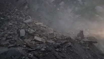 Landslide: J&K में बारिश-बर्फबारी के बाद भूस्खलन, जम्मू-श्रीनगर हाइवे बंद; कई इलाकों में बिजली सप्लाई ठप Landslide in ramban after rain and snowfall Jammu Srinagar highway closed