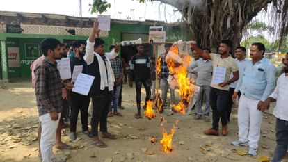 SP workers burnt effigy for Babu Singh Kushwaha candidate from Jaunpur seat