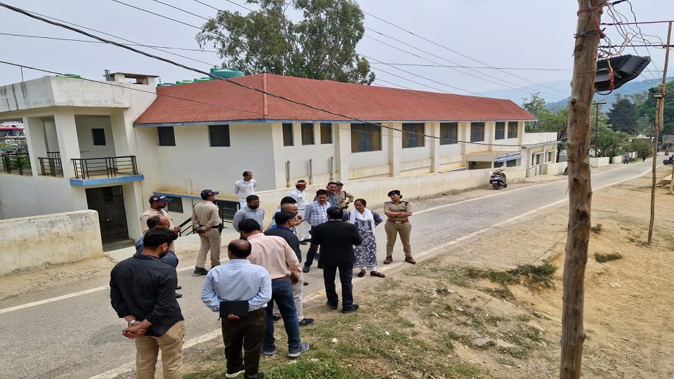 DM Reena Joshi and SP check strong room for lok sabha election 2024 uttarakhand