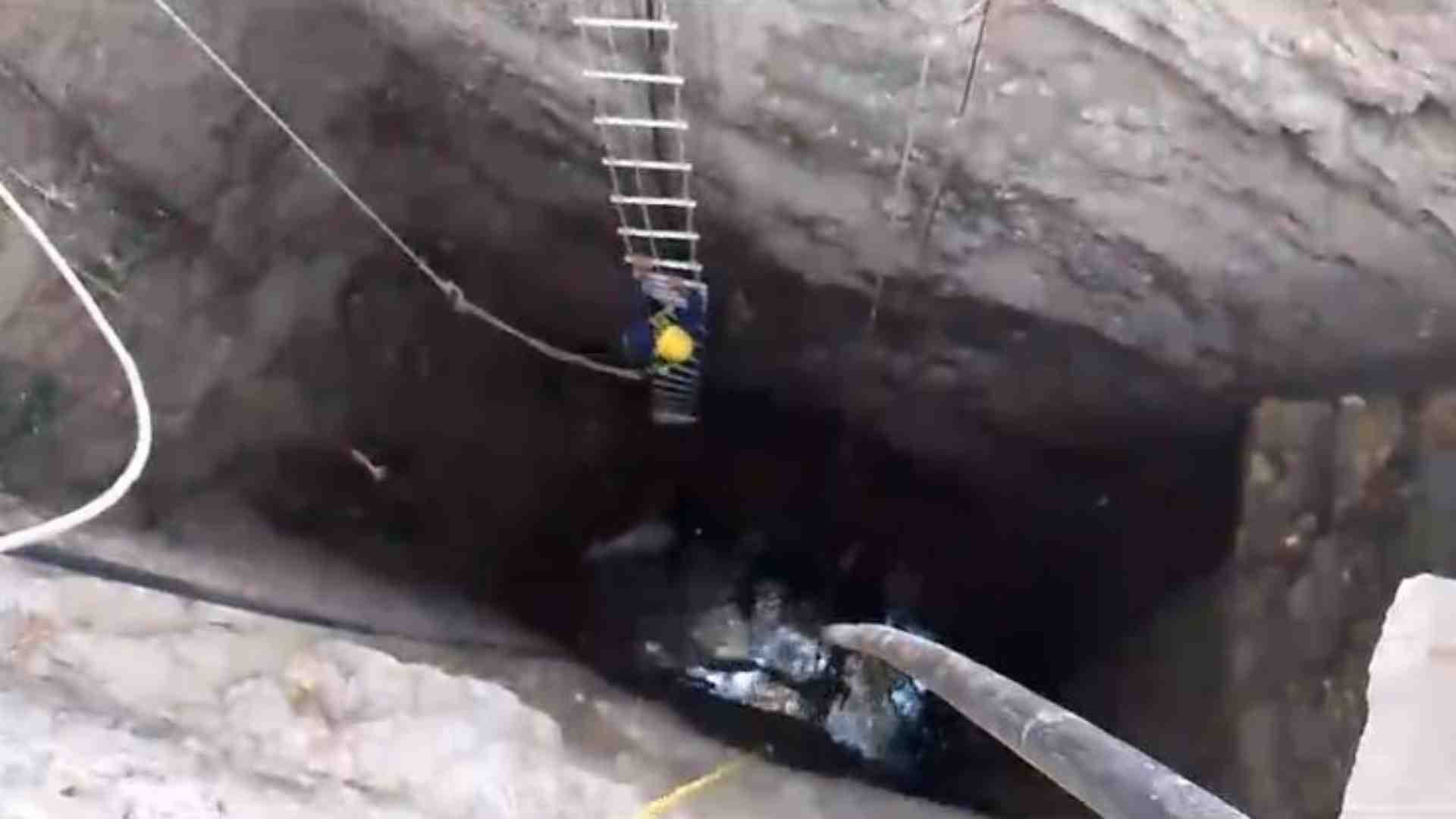 कुएं में उतरते गोताखोर।
