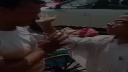 Aligarh: कलावा बांधने पर युवक से मारपीट, वीडियो वायरल, मुकदमा दर्ज, पुलिस का दावा पुराना है मामला Youth assaulted for tying Kalawa