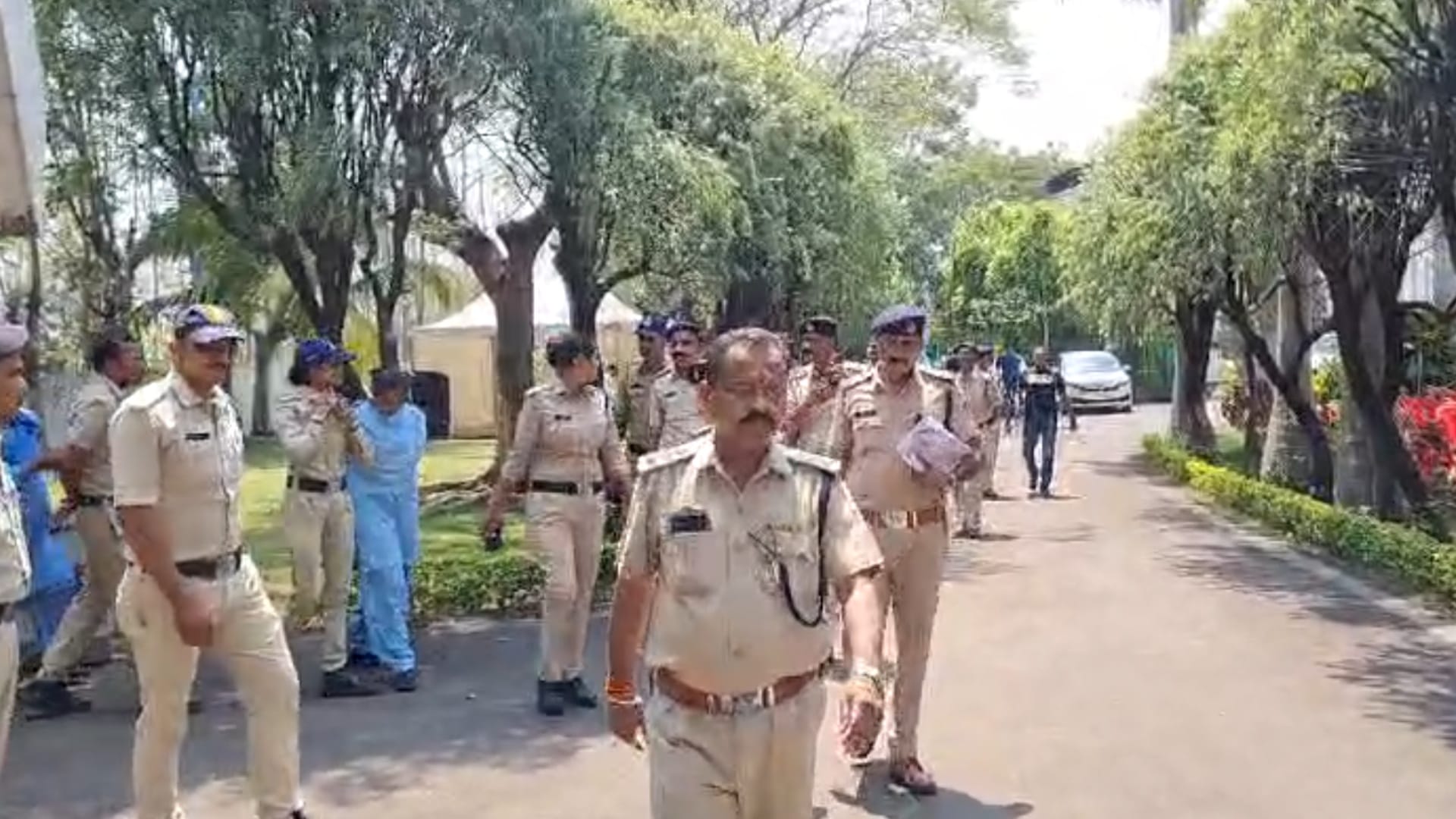 कमलनाथ के घर पहुंची पुलिस।
