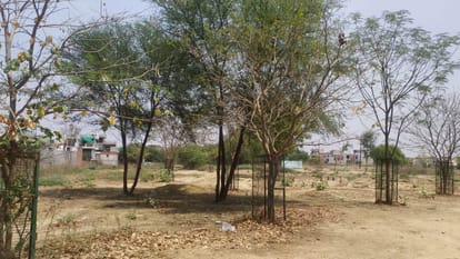 Silence spread over the grave of mafia Atiq-Ashraf, Siyapa remained as usual at the ruined house.