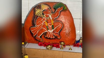 Fostering religious harmony, Muslim 1971 War veteran makes idols of Hindu gods for devotees