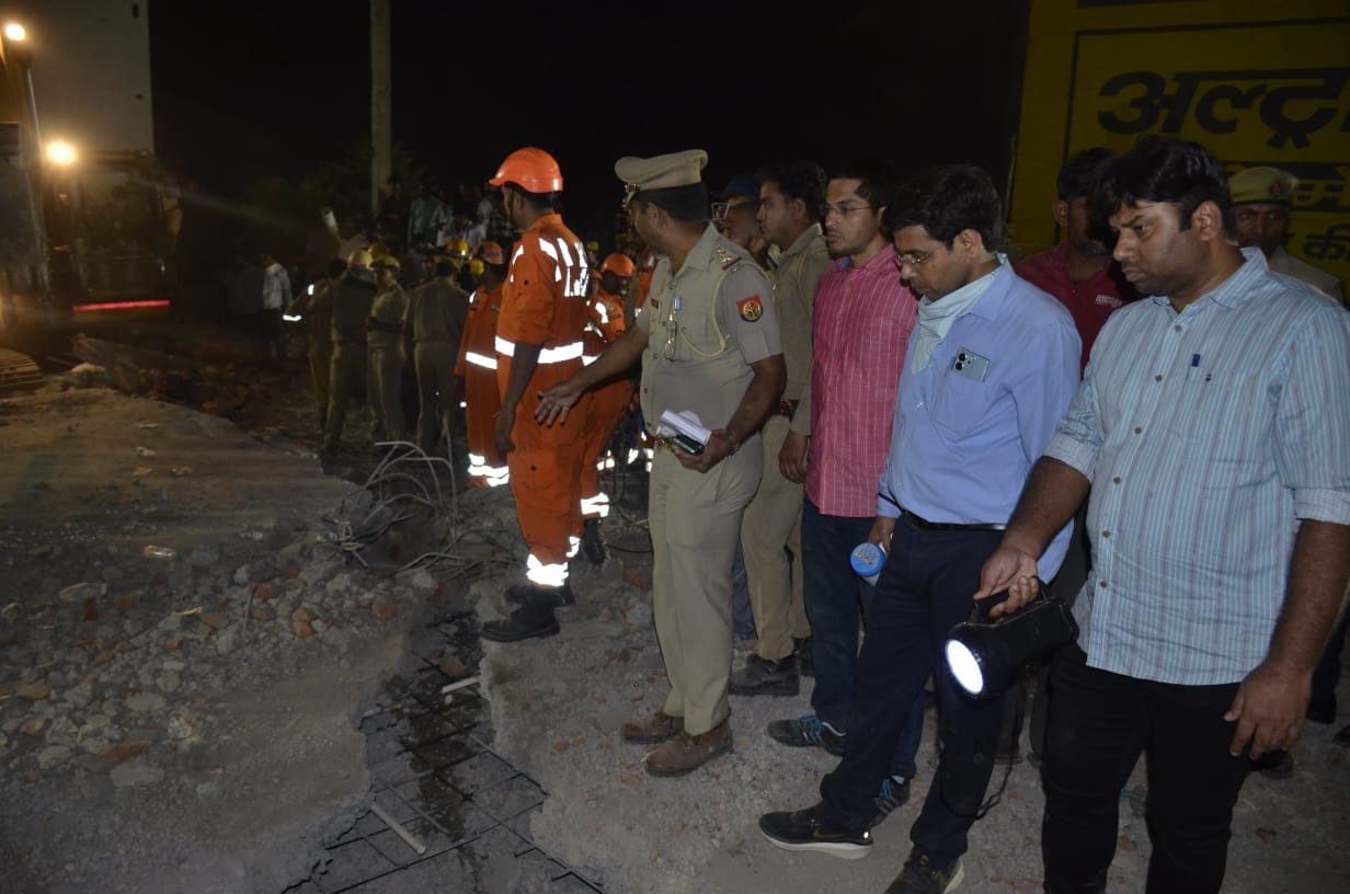 Muzaffarnagar People came together after big accident due to roof collapse in-muzaffarnagar many people buried