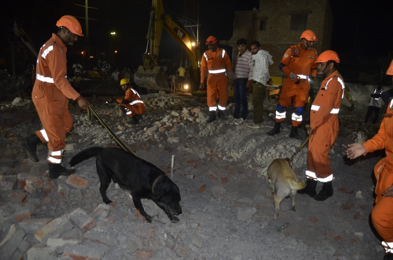 Muzaffarnagar: Binkesh trapped under debris shouts I am alive, NDRF pulls him out