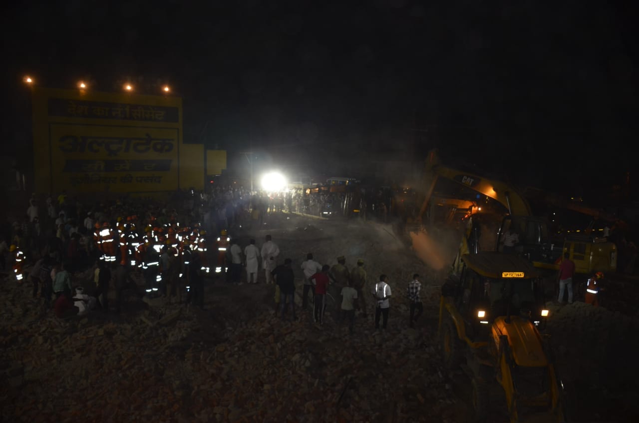 Muzaffarnagar People came together after big accident due to roof collapse in-muzaffarnagar many people buried