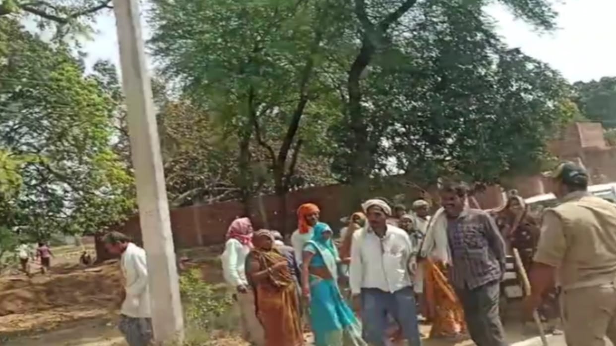Prayagraj: Attack on police who went to settle land dispute, accused broke glass of vehicle