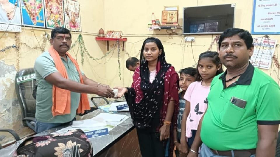 Example of honesty Auto driver returned a bag full of silver jewellery
