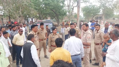 Budaun: खेत पर गेहूं काटने गया था परिवार, पति लौटा तो कमरे में पत्नी को इस हाल में देख रह गया सन्न husband shocked to see his wife dead body hanging in the room in budaun