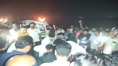 ट्रक से हुई थी टक्कर: गमगीन माहौल में हुआ सात लोगों का अंतिम संस्कार, बालाजी से दर्शन कर घर लौट रहा था परिवार sikar accident last rites of seven people in hapur family returning home after having darshan of Balaji