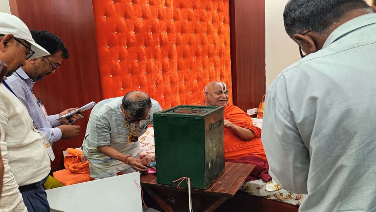 Chitrakoot: Rambhadracharya casts his vote for Satna parliamentary seat through ballot paper