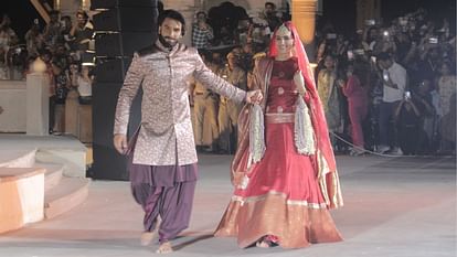 Ranveer and Kriti ramp walk in fashion show on the banks of Ganga