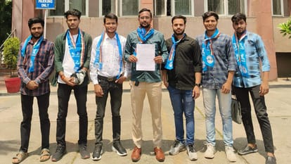 सीबीआई के दफ्तर पहुंचे एनएसयूआई नेता