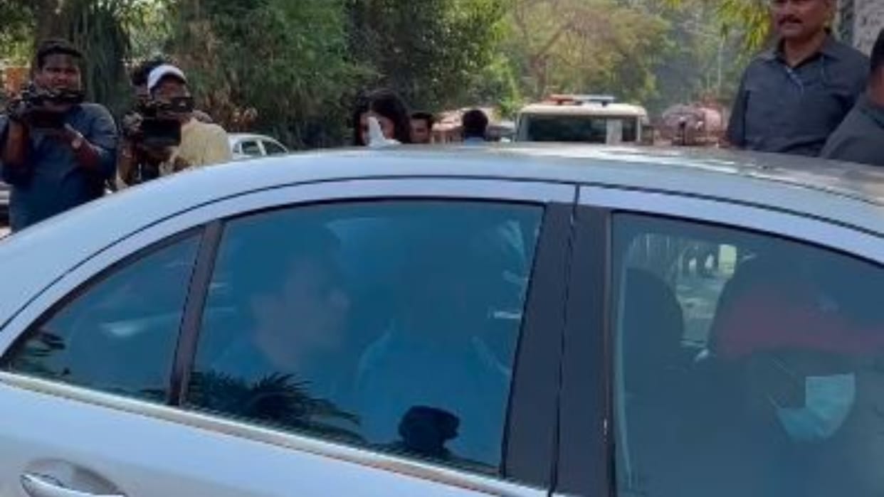 Salman Khan Firing Case latest update father Salim Khan seen in Bandra video went viral on internet
