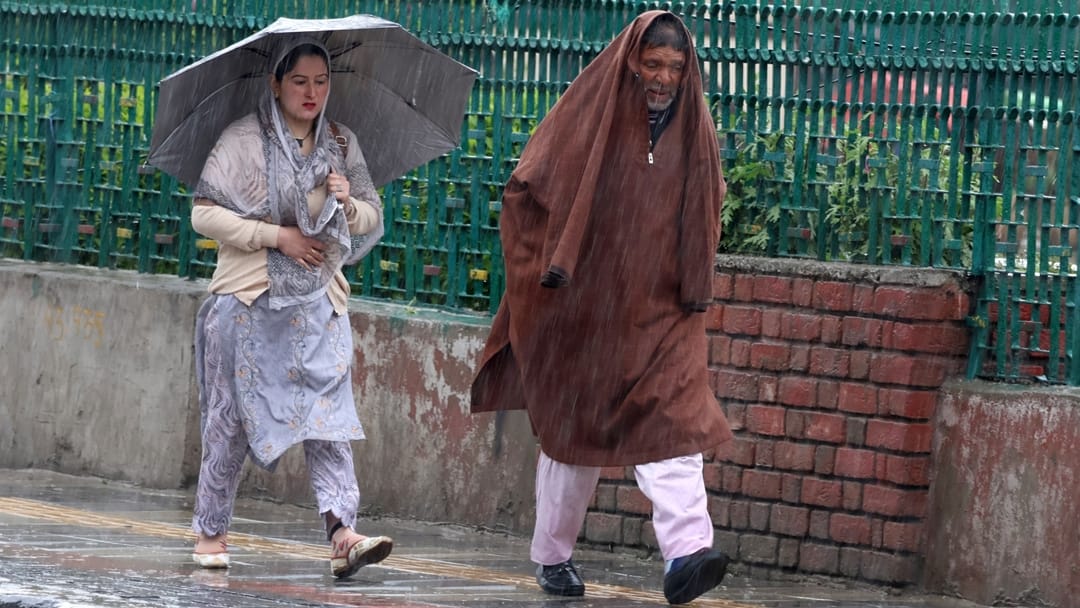 Jammu Kashmir Weather: Rain in plains and snowfall in high areas strong winds continue