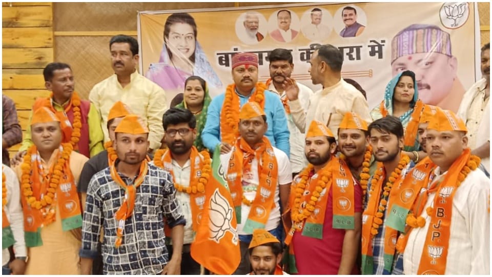 Umaria News: Hundreds of people including social worker Ranbahadur joined BJP
