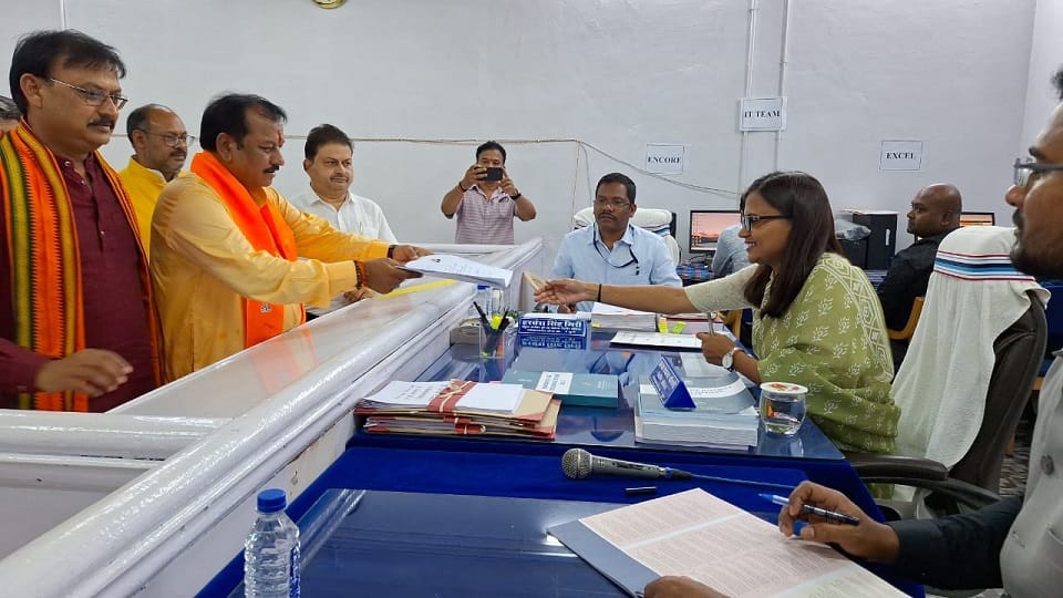 विजय बघेल ने किया नामांकन